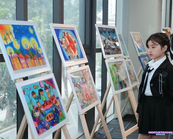 bé và cuộc thi đan mạch trong mắt em