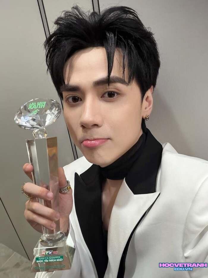 ảnh Quang Hùng MasterD đẹp trai nhận giải