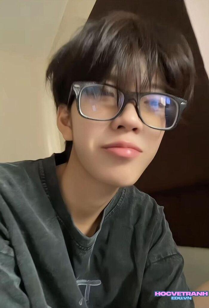 ảnh trai đẹp đeo kính phong cách cuốn hút