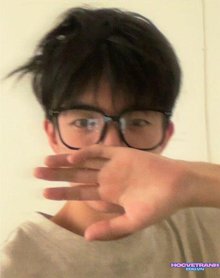 ảnh trai đẹp đeo kính phong cách đơn giản