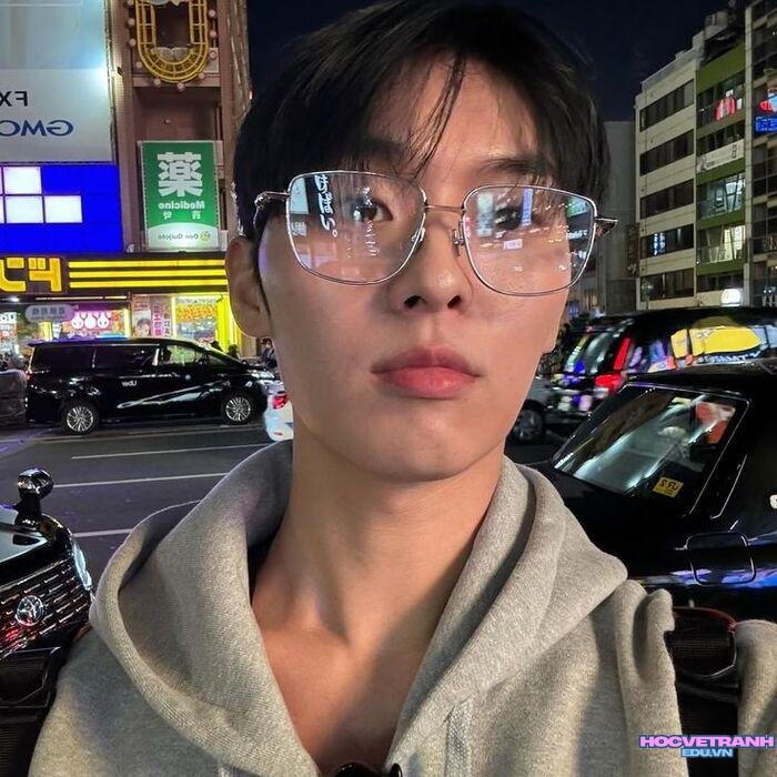 ảnh trai đẹp đeo kính phong cách hiện đại