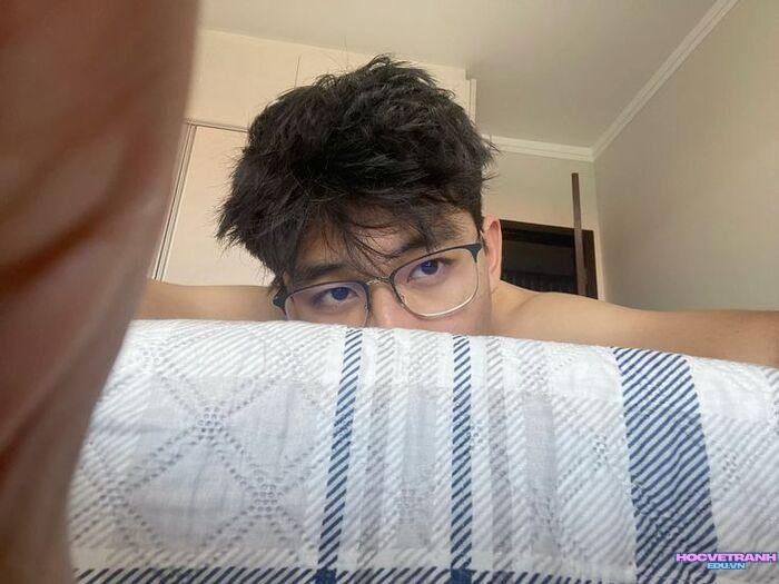 ảnh trai đẹp đeo kính thần thái lạnh lùng