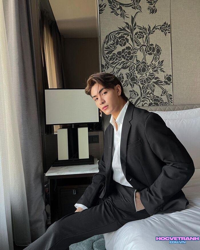 ảnh trai đẹp mặc vest nụ cười cuốn hút