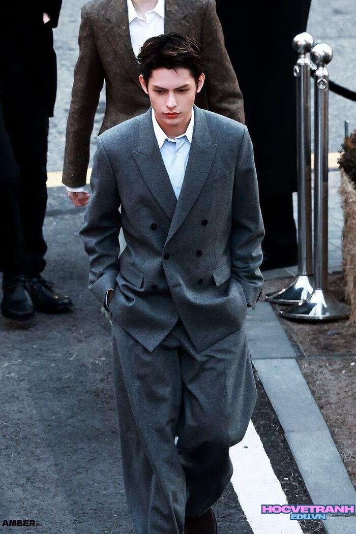 ảnh trai đẹp mặc vest thần thái cuốn hút