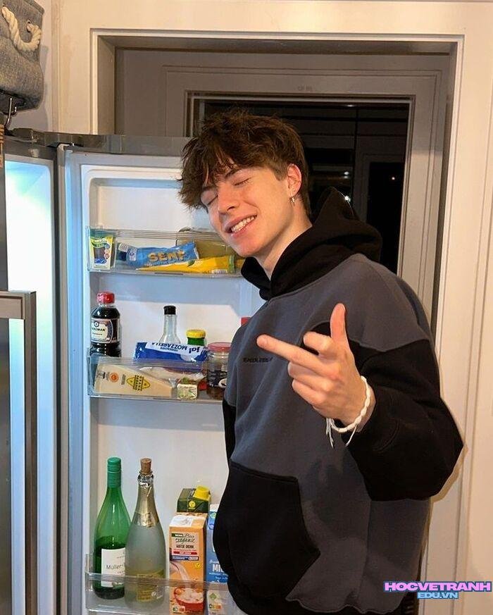 ảnh trai tây ánh nhìn cuốn hút