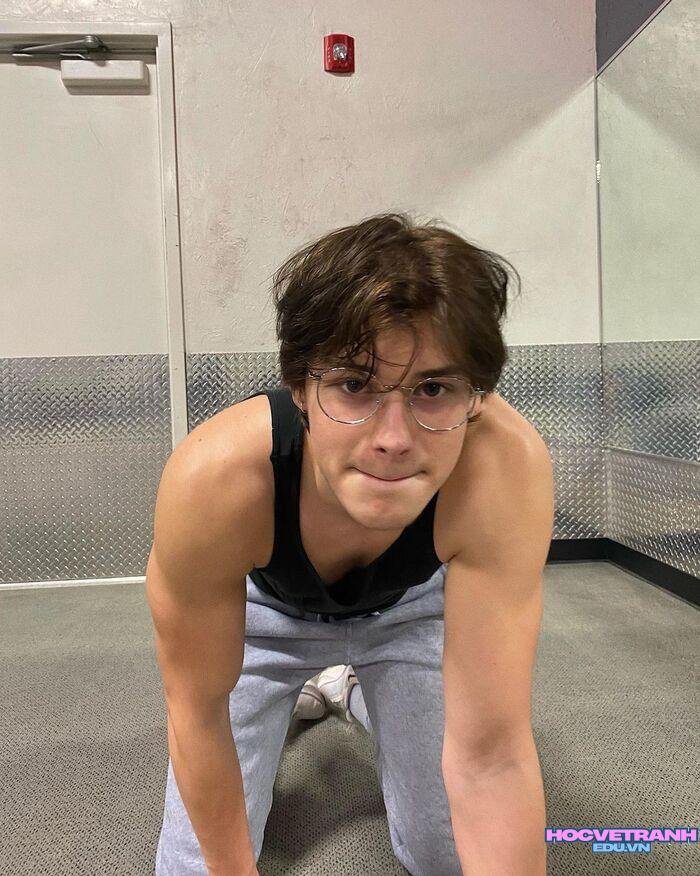 ảnh trai tây nụ cười cuốn hút