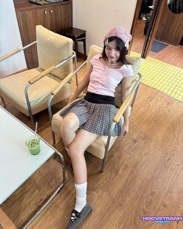 gái xinh 2k ánh mắt dễ thương