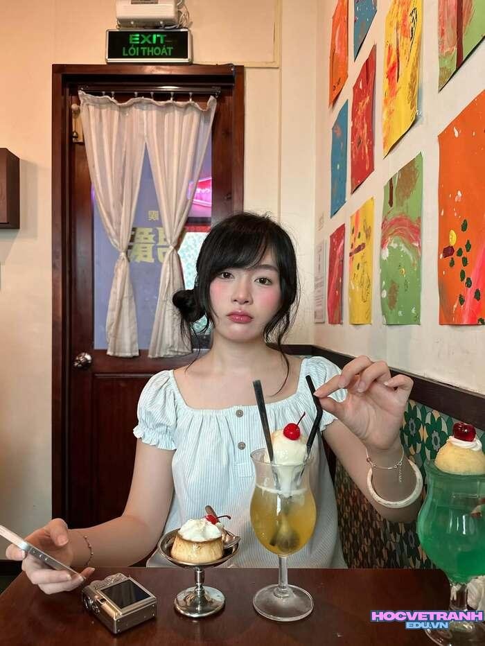 gái xinh 2k biểu cảm tự nhiên