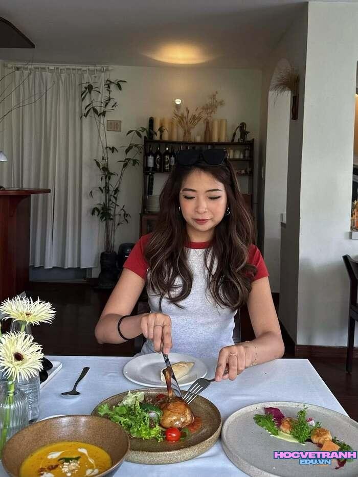 gái xinh 2k nhìn camera