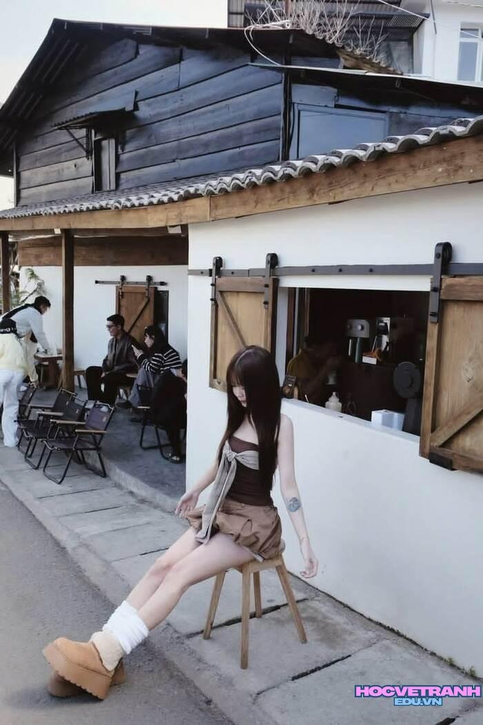 gái xinh buồn ngồi trầm tư