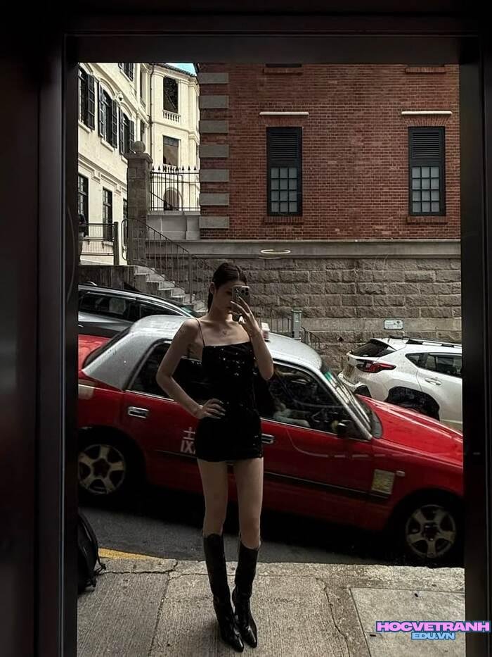 gái xinh buồn nhìn vô định