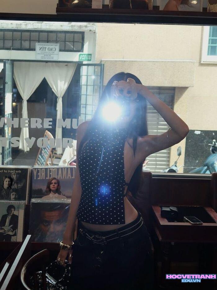 gái xinh buồn suy tư che mặt