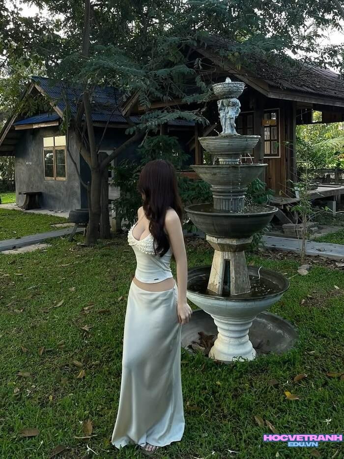 gái xinh buồn suy tư nhìn xuống