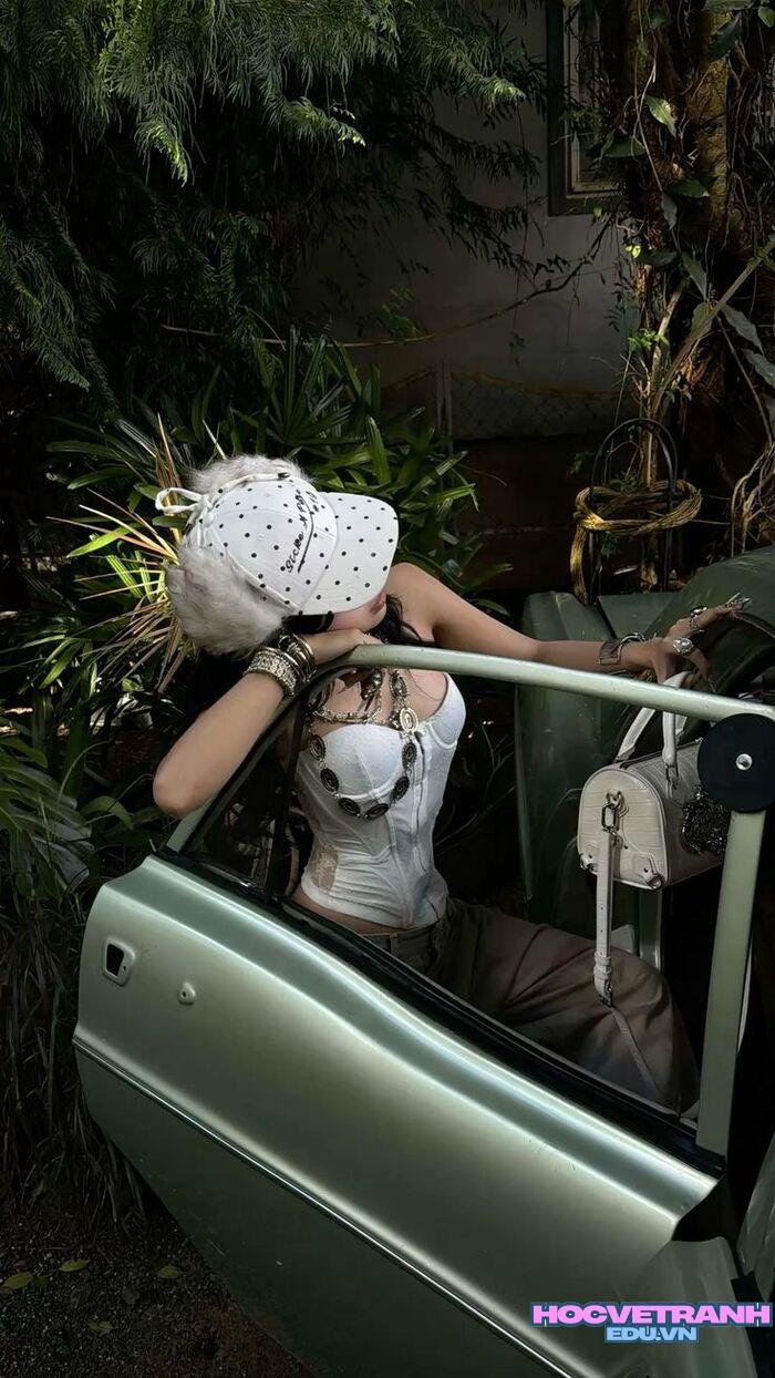 gái xinh buồn trầm lặng