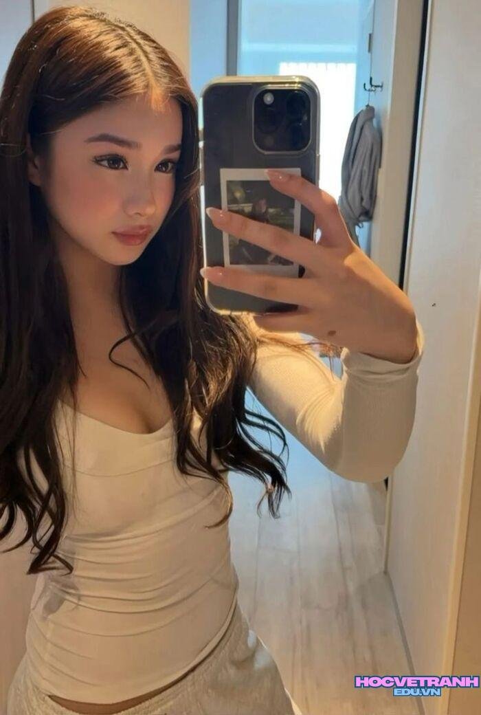 gái xinh châu âu mặt xinh chụp trước gương