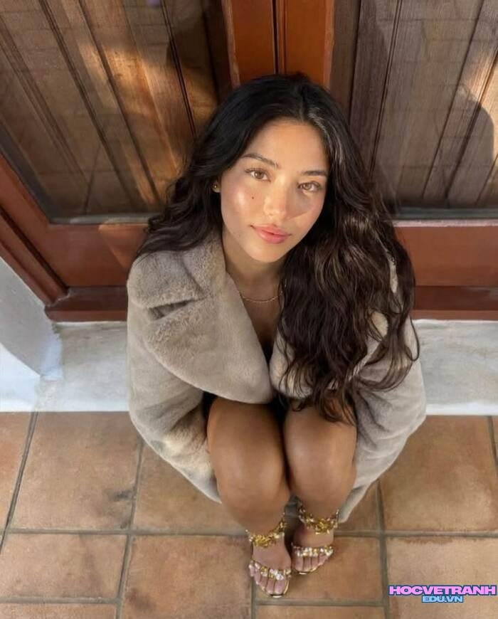 gái xinh châu âu thần thái nhẹ nhàng