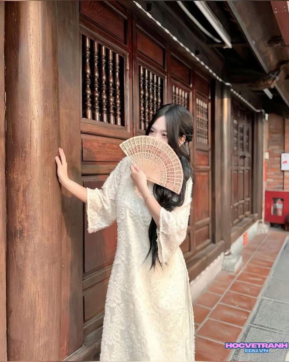 gái xinh che mặt duyên dáng