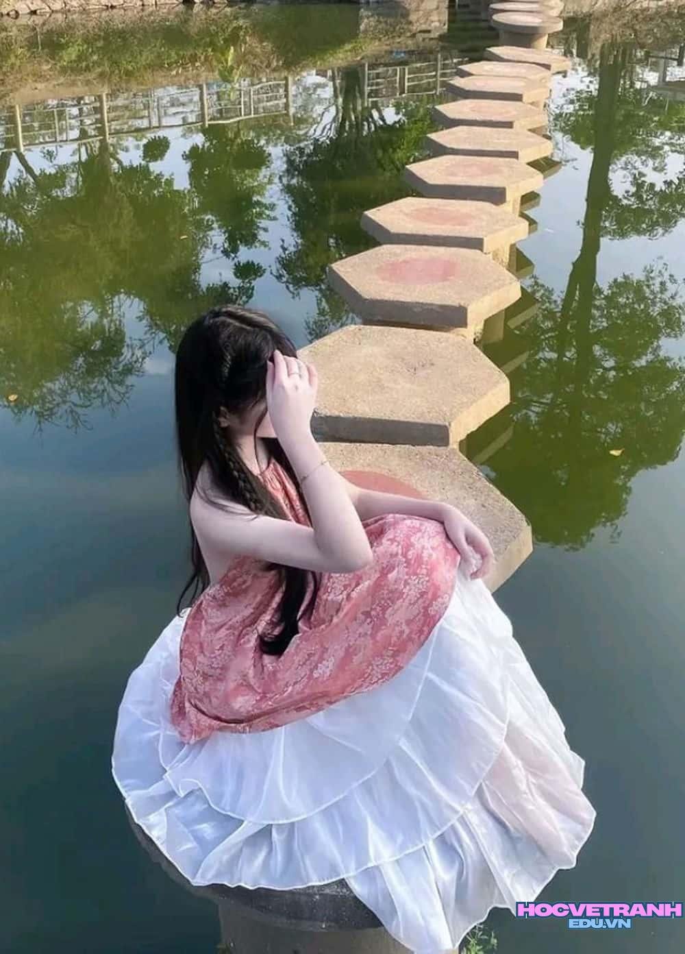 gái xinh che mặt nhẹ nhàng