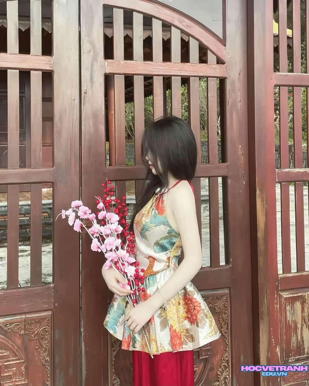 gái xinh che mặt tươi trẻ