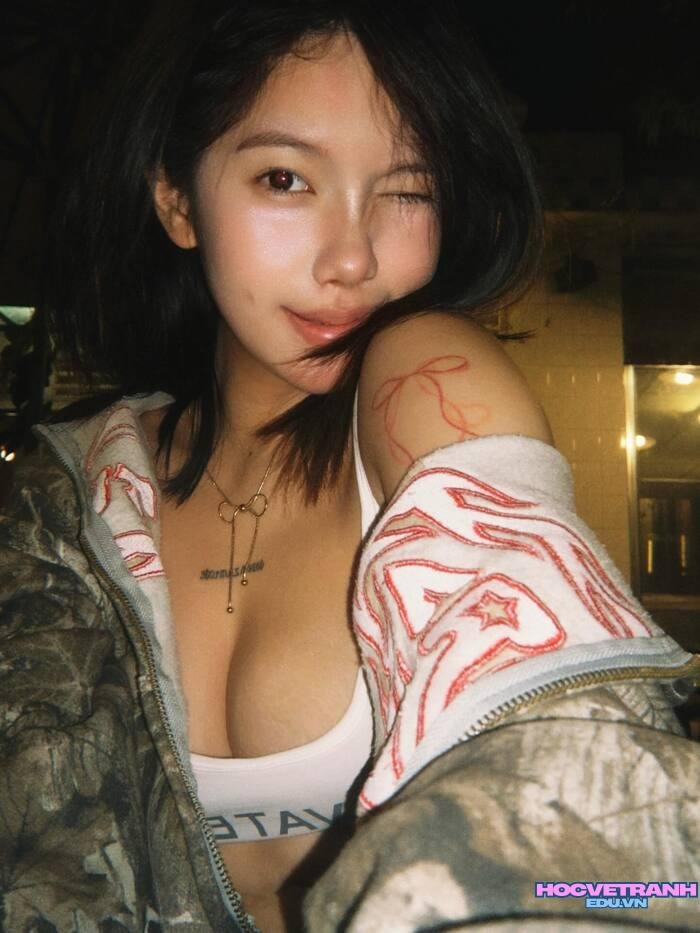 gái xinh hở hang chụp ảnh selfie