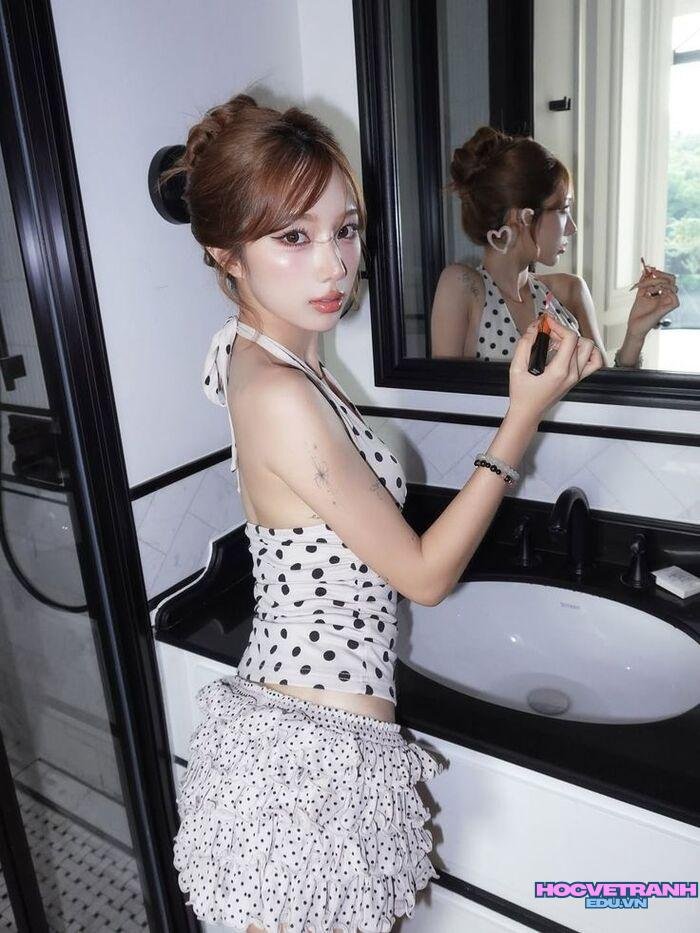 gái xinh hở hang mặc áo bó