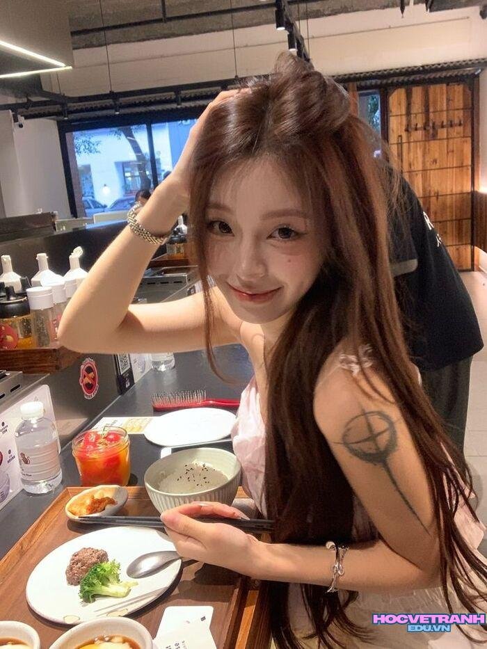 gái xinh tóc dài chụp ảnh selfie