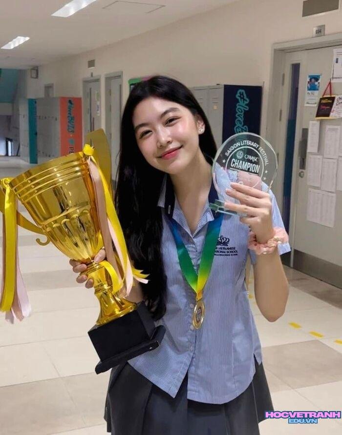 gái xinh tóc dài gương mặt đáng yêu