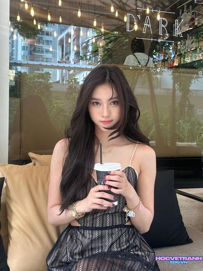 gái xinh tóc dài mặc váy xinh