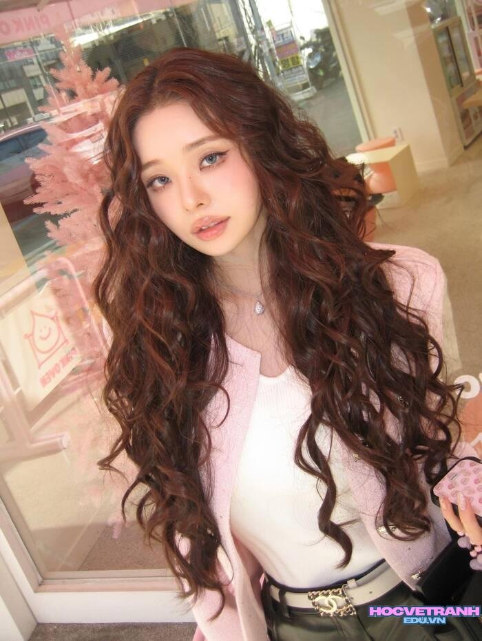 gái xinh tóc dài xoăn