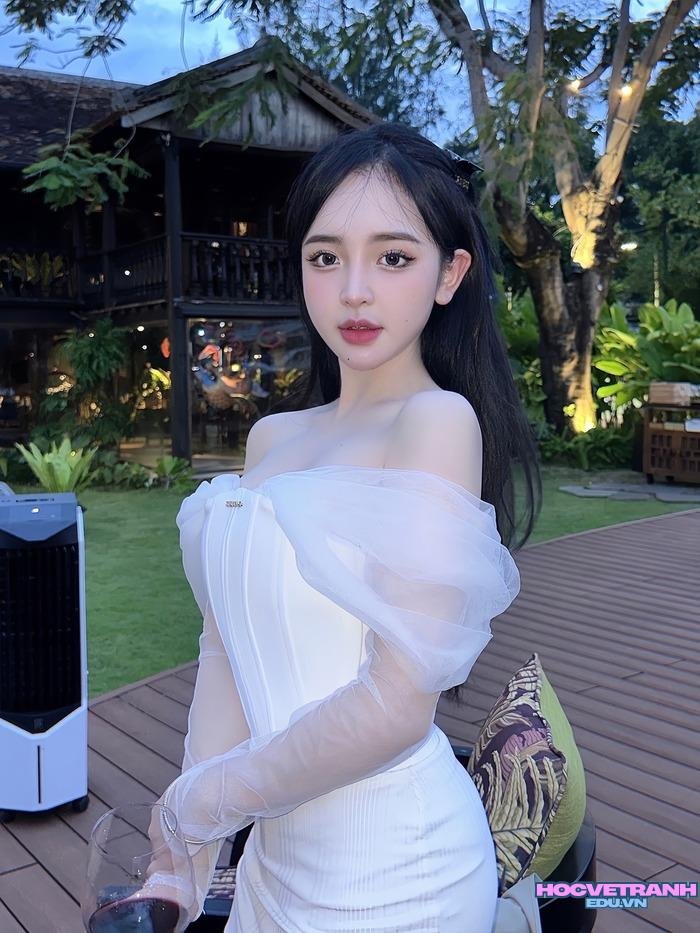 ảnh Trần Huyền Châu đẹp tươi tắn sexy