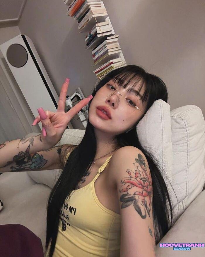 ảnh gái xinh xăm mình đẹp ánh nhìn cuốn hút