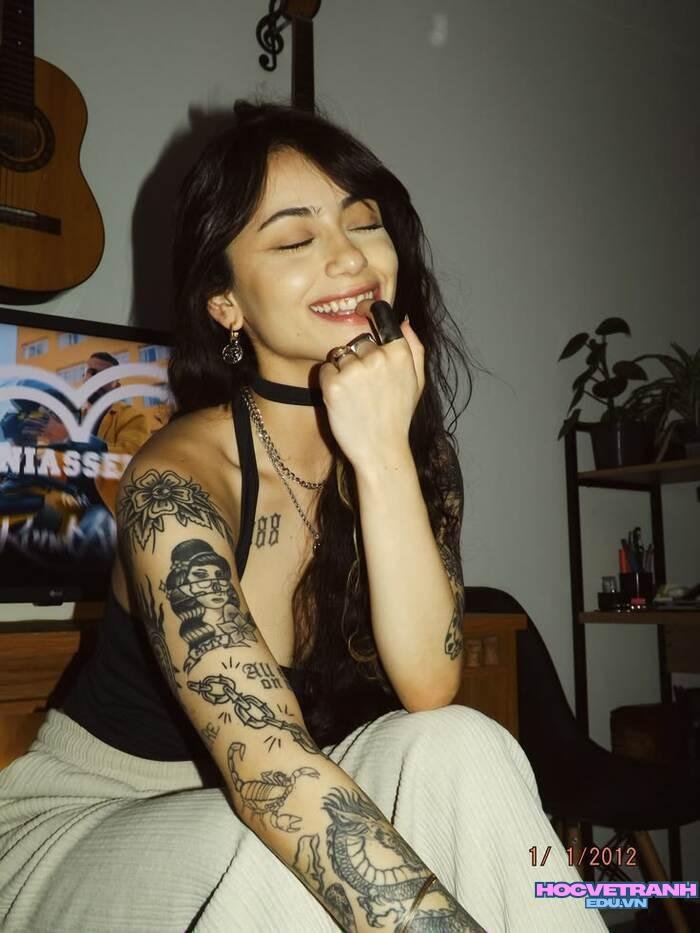 gái xinh xăm mình