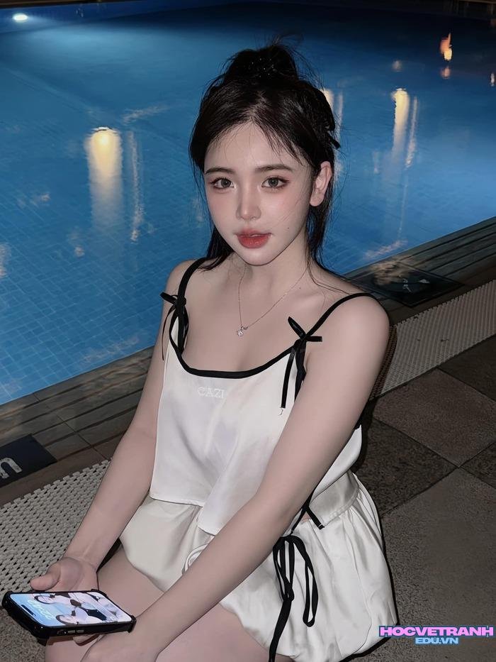 trần huyền châu đẹp ở hồ bơi