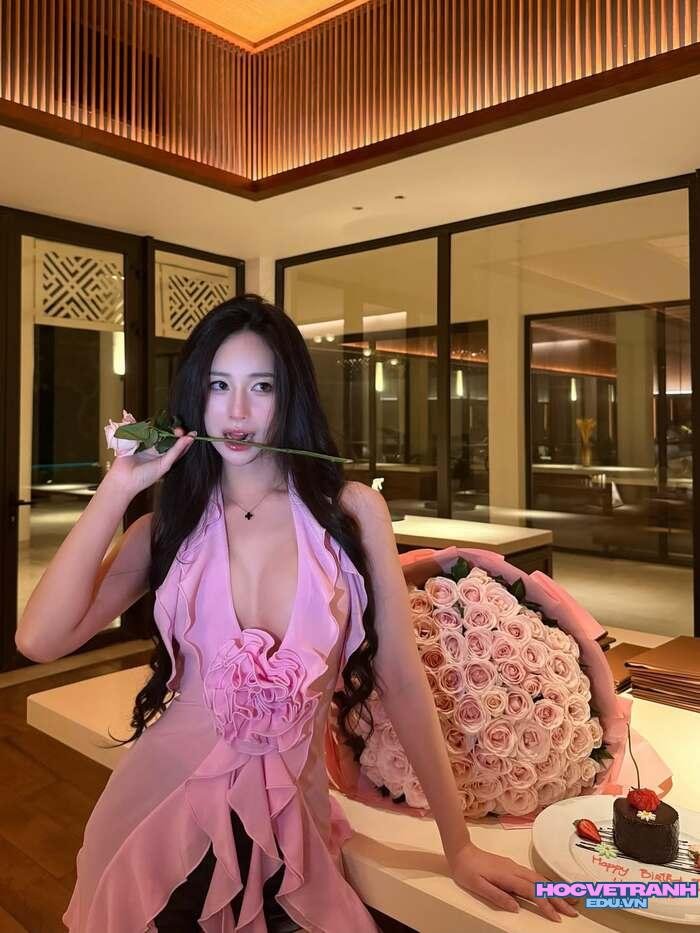 uyên ni đẹp gợi cảm nhẹ