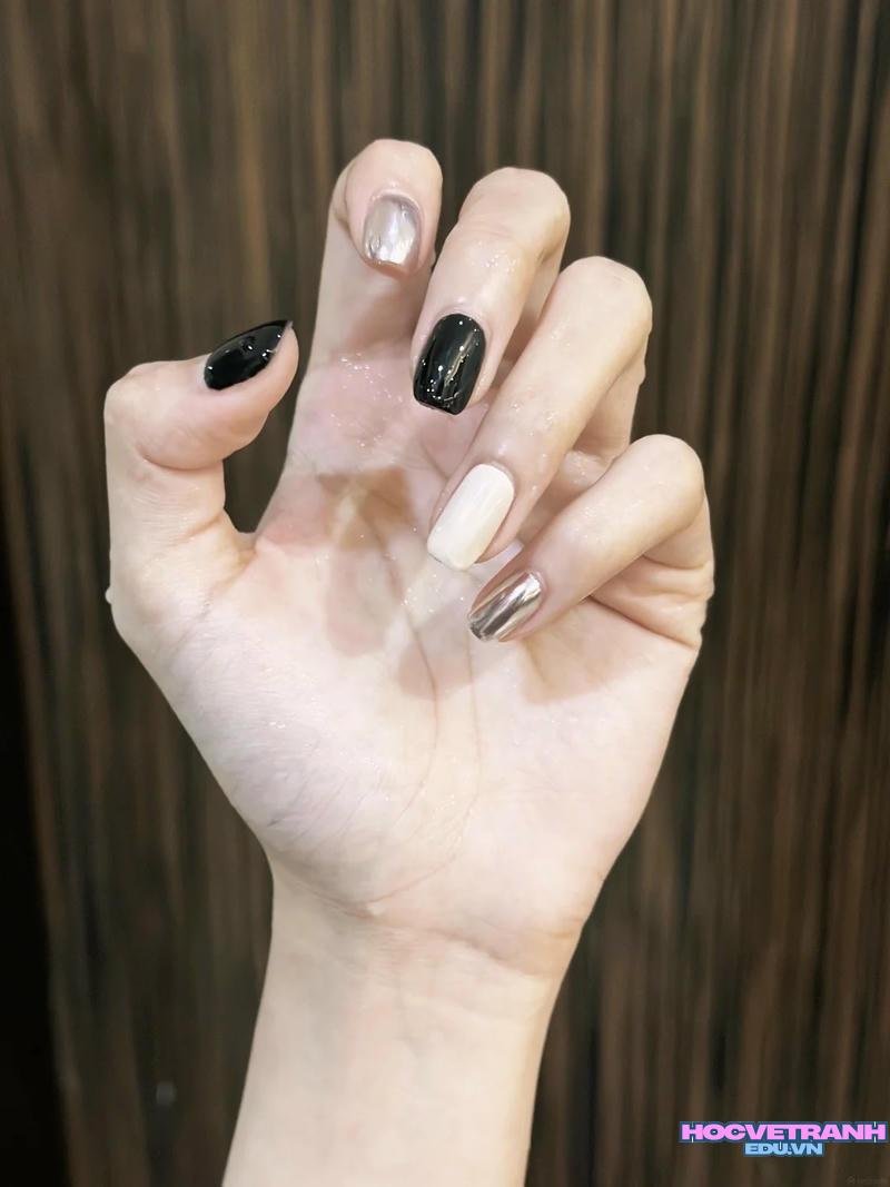 Bộ ảnh nail màu bạc độc đáo