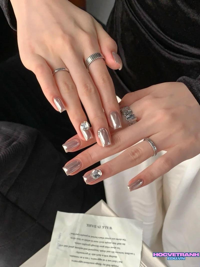 Khám phá ảnh nail màu bạc cuốn hút