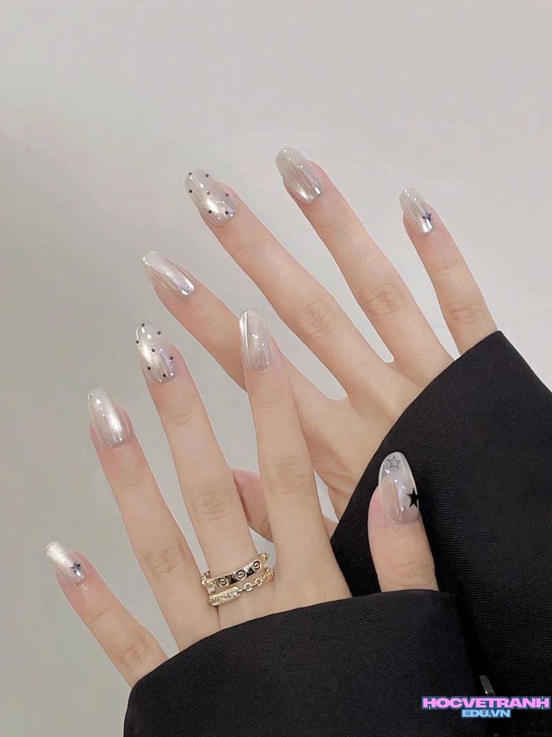 Khám phá kho ảnh nail màu bạc cuốn hút