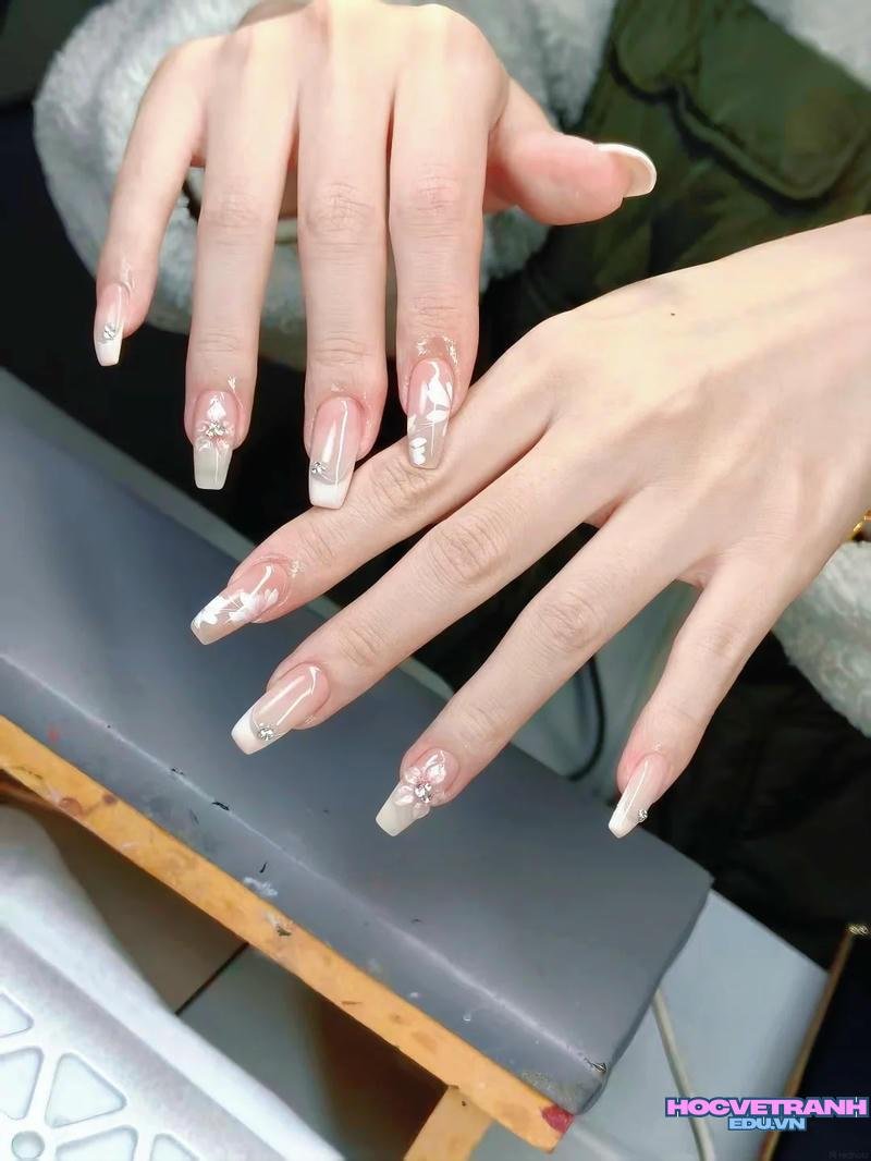 Khám phá kho ảnh nail vẽ hoa cuốn hút