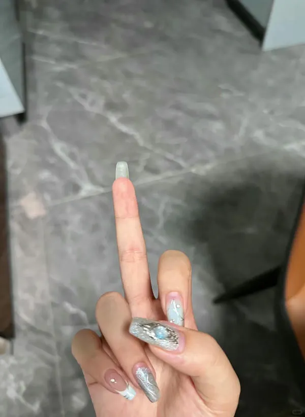 ảnh ngón giữa 4