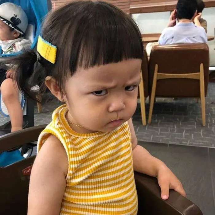 meme liếc vibe khó chịu em bé